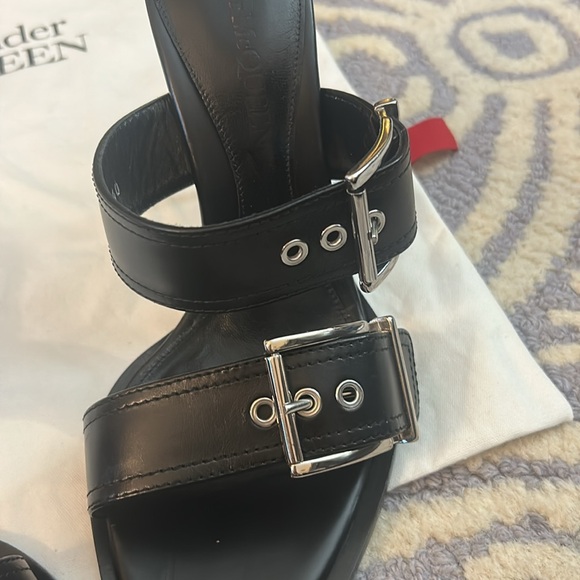 Alexander McQueen Women's Heeled Buckle Black Sandals Size 40 (Msrp $1,090) - Picture 6 of 14